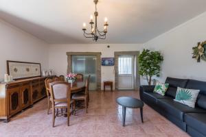 Χώρος καθιστικού στο GuestReady - Paracoba House