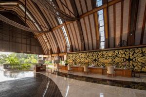 un grand bâtiment avec une rangée de chaises dans l'établissement MERUSAKA Nusa Dua, à Nusa Dua