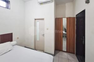 Ένα ή περισσότερα κρεβάτια σε δωμάτιο στο Joy Homestay At Pulomas RedPartner