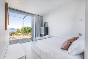 een slaapkamer met een bed en een groot raam bij GuestReady - Lugar do Monte Seixas in Caminha