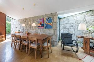 Un comedor con mesa y sillas de madera. en GuestReady - Chapel`s Garden, en Caminha