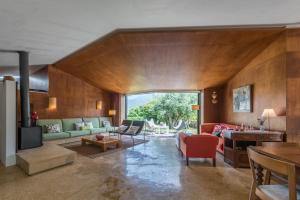 una sala de estar con un sofá y una mesa en GuestReady - Chapel`s Garden, en Caminha
