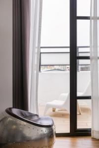 a metal ottoman in front of a window at BlueSky Hotel in Taichung