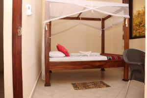 سرير أو أسرّة في غرفة في Pebbles guesthouse in Diani beach road