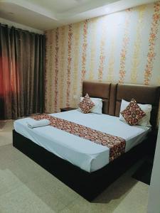 a bedroom with two beds in a room at Hotel IVY Near IGI Delhi Airport in New Delhi