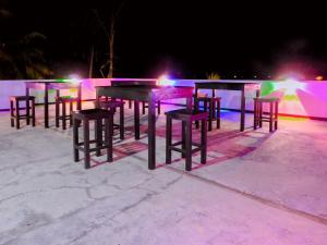un grupo de mesas y sillas con luces. en My Resort Yala, en Tissamaharama