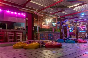 Slumber Resort Koh Chang في ترات: مجموعة من الشنط على ارضية المبنى