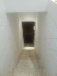 un pasillo vacío con un pasillo que conduce a una puerta en Casa Ginevra, en Monopoli