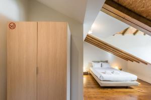 - une chambre avec un lit et une grande armoire en bois dans l'établissement GuestReady - Porto Home GuestHouse, à Porto