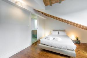- une chambre blanche avec un lit blanc et du parquet dans l'établissement GuestReady - Porto Home GuestHouse, à Porto 39 autres photos