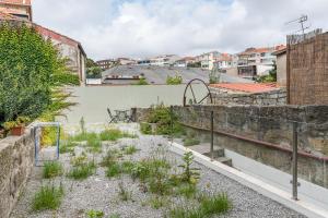 un jardin sur le toit d'un bâtiment dans l'établissement GuestReady - Porto Home GuestHouse, à Porto