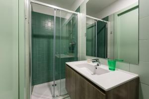 une salle de bain avec un lavabo et une douche en verre dans l'établissement GuestReady - Porto Home GuestHouse, à Porto