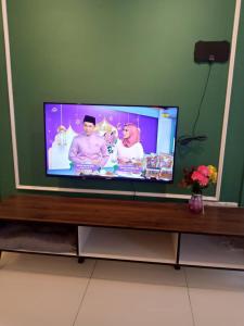 TV at/o entertainment center sa Chamber Laboni Suite kl