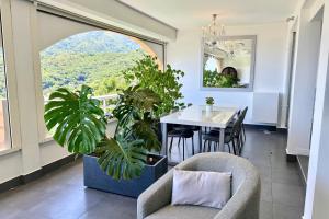 パペーテにあるDuplex design sea viewのダイニングルーム(テーブル、椅子、植物付) +17枚の写真