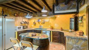 A kitchen or kitchenette at El Palomar Guaro by Ruralidays