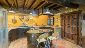 A kitchen or kitchenette at El Palomar Guaro by Ruralidays