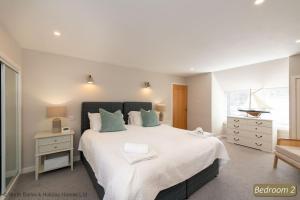um grande quarto branco com uma cama grande e uma janela em Number 55 Apartment em North Berwick
