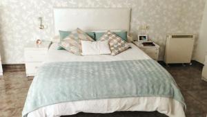 En eller flere senge i et værelse på Apto Pepi´s House + 3 billeder