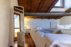 una camera con due letti bianchi e una finestra di [Tre Gradini - Posizione ottima] a Ferrara