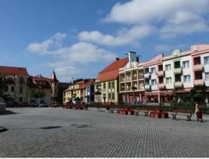 a group of buildings and benches in a town square at W Barlinku na rynku in Barlinek