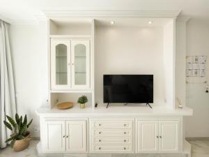 Telewizja i/lub zestaw kina domowego w obiekcie Erisa Terral Apartments