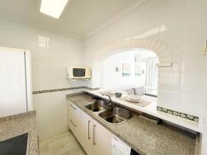 kuchnia ze zlewem i mikrofalówką w obiekcie Erisa Terral Apartments w mieście Torremolinos