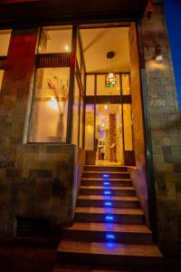 un escalier menant à un bâtiment la nuit dans l'établissement After 40 Hotel, à Nairobi