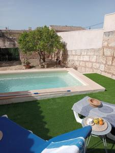 ein Pool mit einem Tisch und Stühlen daneben in der Unterkunft YourHouse Cas Forner in Maria de la Salut