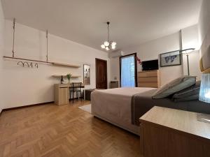 Cet appartement comprend une chambre avec un lit et une cuisine avec une table. dans l'établissement TERRE AGRICOLAE B&B, à Marina