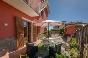 een patio met een tafel en een parasol bij Charme Montecatini Villa in Pieve a Nievole