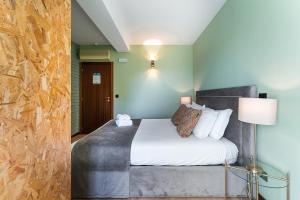 a bedroom with a bed and a wall at GuestReady - Portfolio GuestHouse in Porto +21 photos
