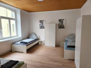 um quarto com duas camas e uma janela em Work & Stay Apartment in Stolberg bei Aachen em Stolberg