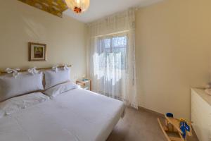 Un pat sau paturi într-o cameră la Charme Montecatini Villa