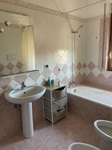 y baño con lavabo, aseo y bañera. en Heaven's Door en San Giovanni Rotondo