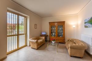 - un salon avec deux canapés et une table dans l'établissement Charme Montecatini Villa, à Pieve a Nievole