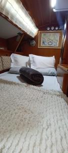 ein Reifen auf einem Bett in einem Zimmer in der Unterkunft Juangie Home in Valencia