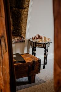 un tavolo con panche a scacchi sopra di esso, accanto a un tavolo con un legno di The White Hart Hotel a Hingham
