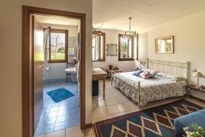 a bedroom with a bed and a bathroom at Agriturismo Al Botteniga in Treviso