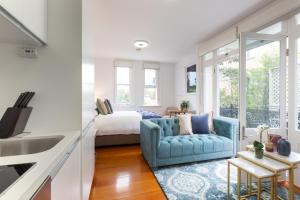 אזור ישיבה ב-Intimate Studio Apartment with Balcony in Glebe DUPLICATE