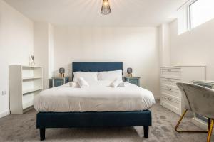 a bedroom with a large bed and a desk at Cosy 1 Bedroom Apartment in Central Sheffield in Sheffield