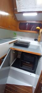 un cajón abierto en una cocina con ordenador portátil. en Juangie Home, en Valencia