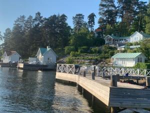 doku z domami na brzegu wody w obiekcie Stockholms skärgård w mieście Vaxholm