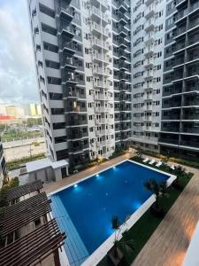 Πισίνα στο ή κοντά στο Spacious,comfy condo @ SM Iloilo