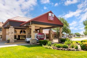 un hotel con una gasolinera bmw en Best Western Plus Ramkota Hotel, en Sioux Falls