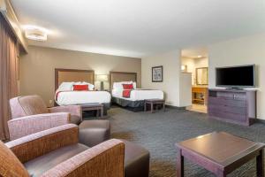 Habitación de hotel con 2 camas y TV de pantalla plana. en Best Western Plus Ramkota Hotel en Sioux Falls