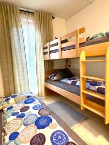 una camera con 2 letti a castello blu e bianco di T&B MOUNTAIN VIEW a Monguelfo