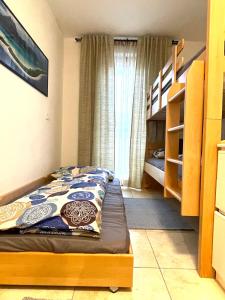 una piccola camera con letto e letti a castello di T&B MOUNTAIN VIEW a Monguelfo