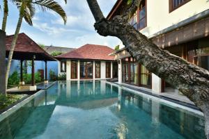 una piscina infinita en el patio de una villa en The Khayangan Dreams Villa Umalas, en Canggu