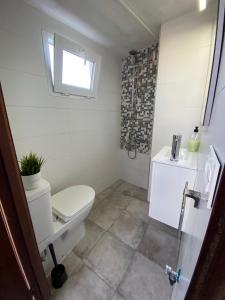 a small bathroom with a toilet and a window at La casina de La Fragua in Lastres