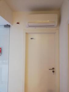 リスボンにあるRepublica83-Campo Pequeno Homeのエアコン付きの部屋のドア